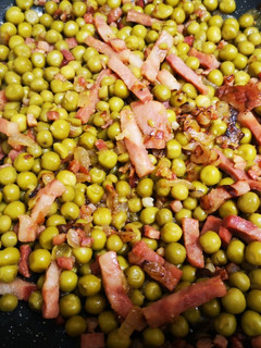 Una foto de Guisantes con jamón y bacon