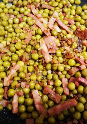 Una foto de Guisantes con jamón y bacon