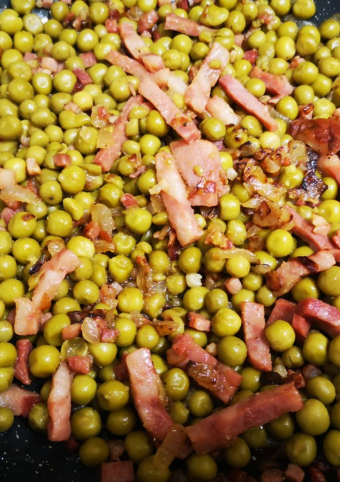 Una foto de Guisantes con jamón y bacon