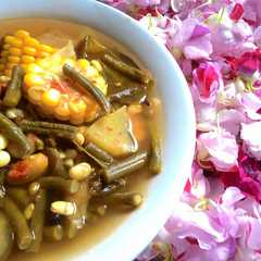A picture of Sayur asem.