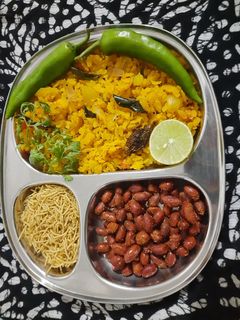 પૌવા બટાકા (Pauva Bataka Recipe In Gujarati) રેસીપી મુખ્ય ફોટો