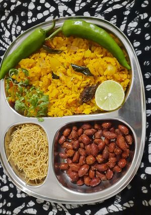 પૌવા બટાકા (Pauva Bataka Recipe In Gujarati) રેસીપી મુખ્ય ફોટો