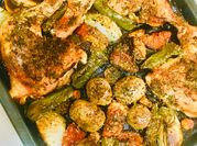 Una foto de pollo con papines al horno