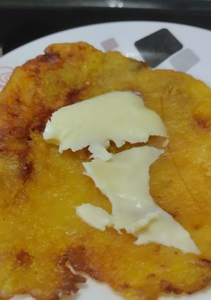 Una foto de Patacones de banan@ verde con queso🍌🧀🥯