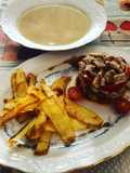 Sopa de cocido y timbal de filete de cerdo con cebolla caramelizada y pimientos asados