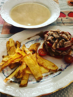 Una foto de Sopa de cocido y timbal de filete de cerdo con cebolla caramelizada y pimientos asados