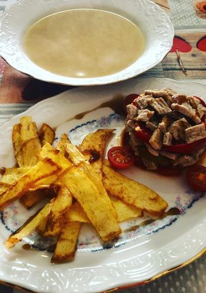 Una foto de Sopa de cocido y timbal de filete de cerdo con cebolla caramelizada y pimientos asados