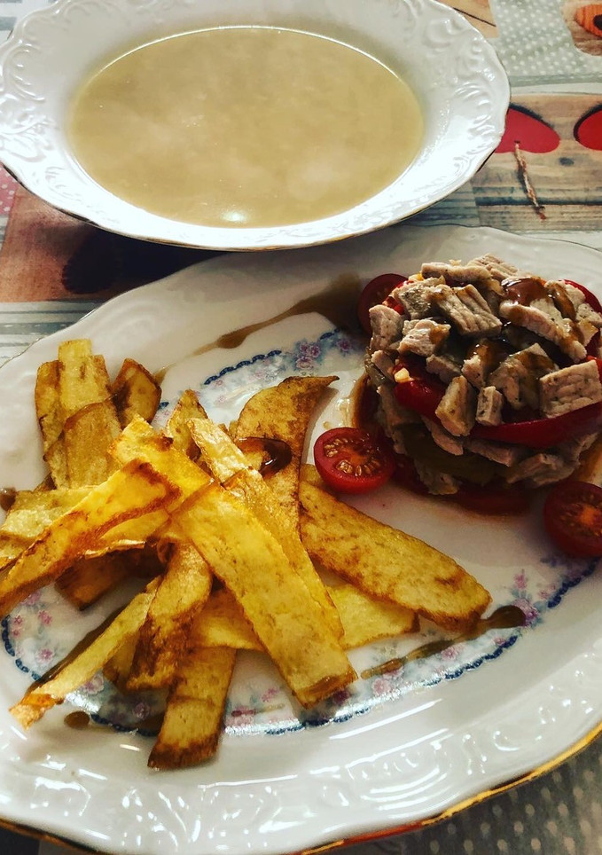 Una foto de Sopa de cocido y timbal de filete de cerdo con cebolla caramelizada y pimientos asados