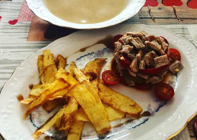 Sopa de cocido y timbal de filete de cerdo con cebolla caramelizada y pimientos asados