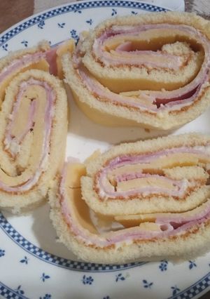 Una foto de Pionono de jamón y queso❤️