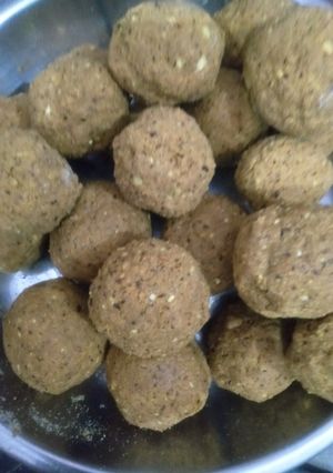 सोंठ गुड़ के लड्डू (Sonth Gur ke laddu recipe in hindi) रेसिपी मुख्य फोटो