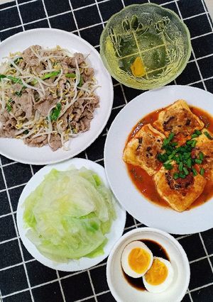 Hình của món Thịt bò xào giá - Đậu nhồi thịt sốt cà chua - Bắp cải luộc.