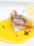 Branzino con crema di carote, carciofo fritto e cialda di mais