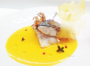 Foto di Branzino con crema di carote, carciofo fritto e cialda di mais