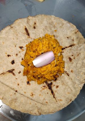 A picture of Zhunka Bhakri.