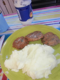 Una foto de Puré con croquetas de atún