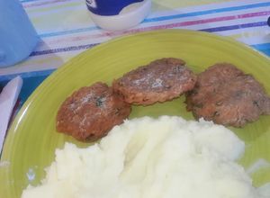Una foto de Puré con croquetas de atún
