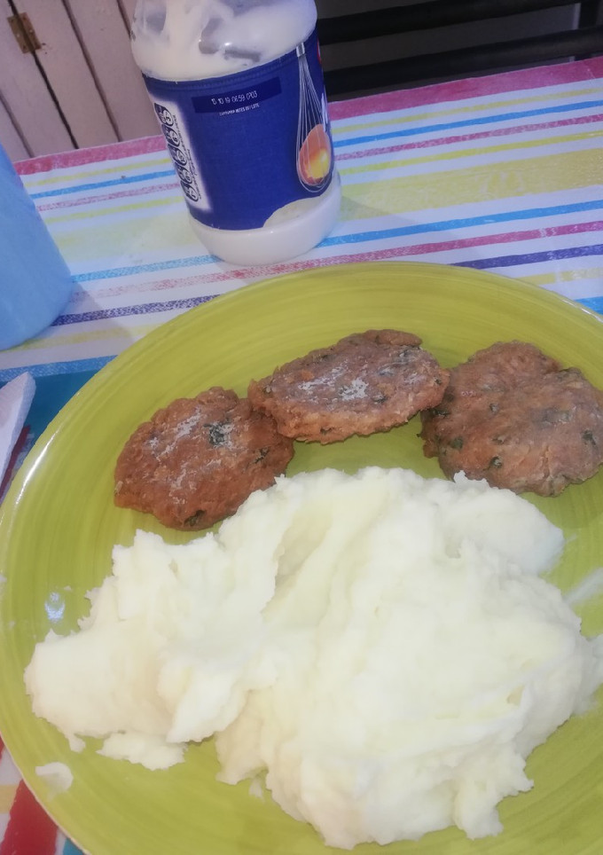 Una foto de Puré con croquetas de atún