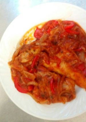 Una foto de Filete de Merluza con pimiento rojo y cebolla
