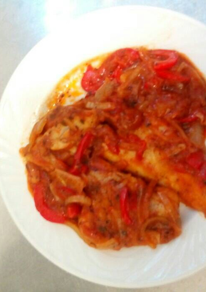 Una foto de Filete de Merluza con pimiento rojo y cebolla
