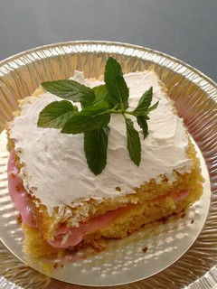 Una foto de Pastel con natilla de fresa y crema Chantilly. ॐ