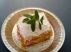 Una foto de Pastel con natilla de fresa y crema Chantilly. ॐ