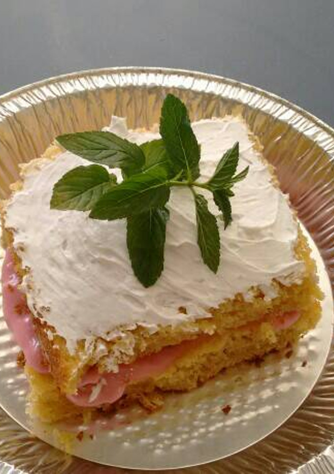Una foto de Pastel con natilla de fresa y crema Chantilly. ॐ