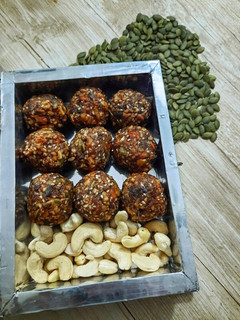 A picture of Dates dry fruits ladoo.