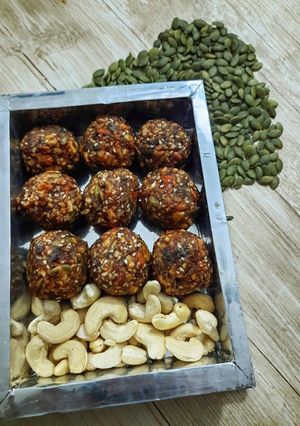 A picture of Dates dry fruits ladoo.