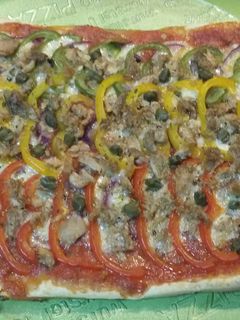 Una foto de Pizza a los tres pimientos
