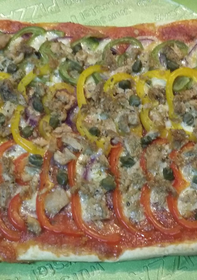 Una foto de Pizza a los tres pimientos