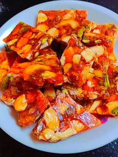 मिक्स ड्राई फ्रूटस चिक्की (mix dry fruit chikki recipe in Hindi) रेसिपी मुख्य फोटो