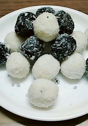 A picture of Chocolate coconut laddu.