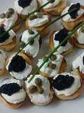 Tostas de Caviar y Alcaparras