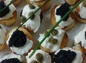 Una foto de Tostas de Caviar y Alcaparras