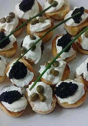 Una foto de Tostas de Caviar y Alcaparras