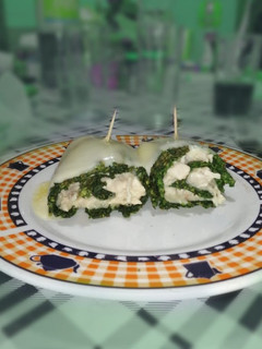 Una foto de Panqueques de espinacas con pollo y salsa de queso