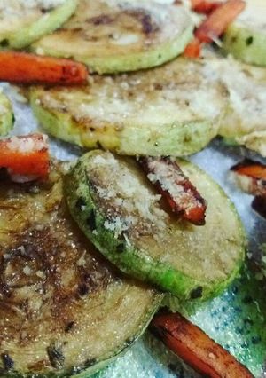 Una foto de Salteado de zuchini y zanahoria