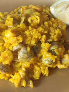Una foto de Paella de pollo y marisco