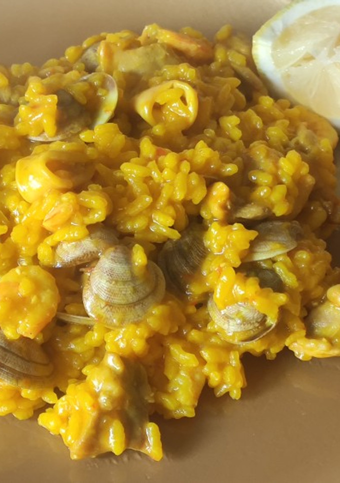 Una foto de Paella de pollo y marisco