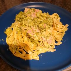 A picture of Tagliatelle with broccoli, cream and ham.