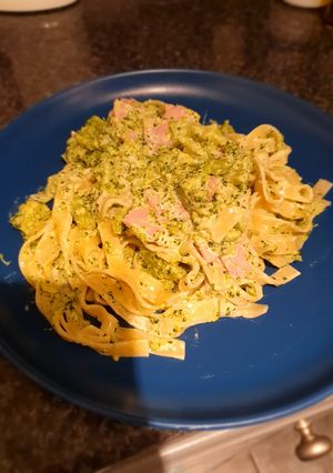 A picture of Tagliatelle with broccoli, cream and ham.