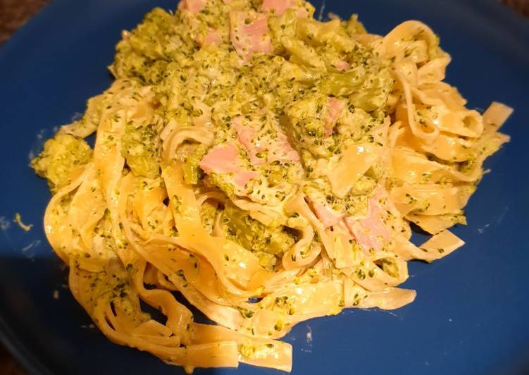 Tagliatelle with broccoli, cream and ham