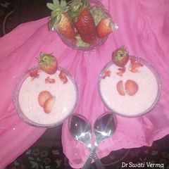 A picture of Strawberry phirni.