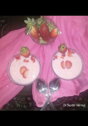 A picture of Strawberry phirni.