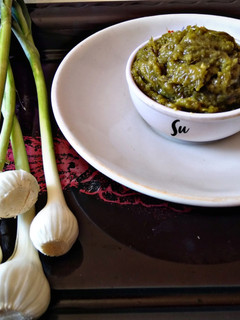 લીલા લસણ ની ચટણી (Green Garlic Chutney Recipe In Gujarati) રેસીપી મુખ્ય ફોટો