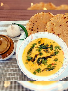 દહીં તીખારી (Dahi Tikhari Recipe In Gujarati) રેસીપી મુખ્ય ફોટો