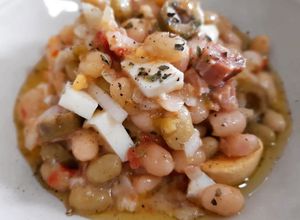 Una foto de Ensalada de alubias a la Navarra con vinagreta de miel y mostaza