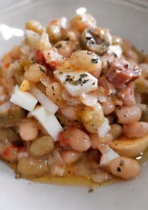 Una foto de Ensalada de alubias a la Navarra con vinagreta de miel y mostaza