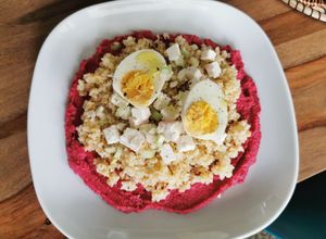 Une photo de Houmous betterave, quinoa, feta et oeuf mollet (végétarien)